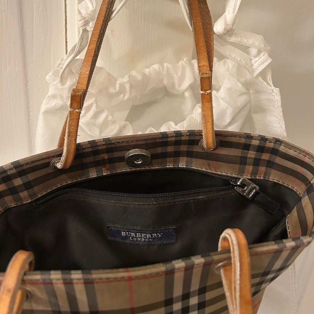 Burberry London nylon tote
Approx. 10.5x9x3.5
Cute for on the go
Made in Italy - Picture 4 of 12